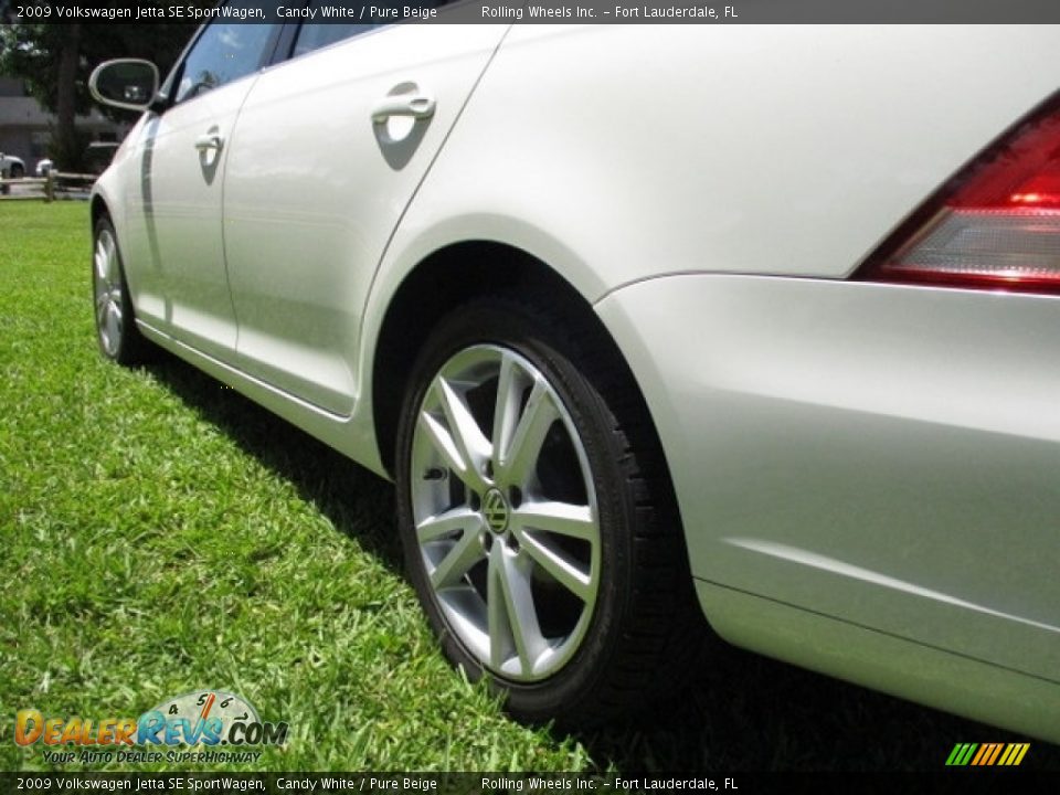 2009 Volkswagen Jetta SE SportWagen Candy White / Pure Beige Photo #17