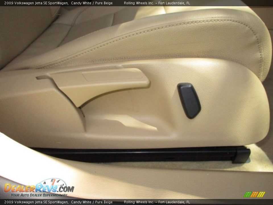 2009 Volkswagen Jetta SE SportWagen Candy White / Pure Beige Photo #20