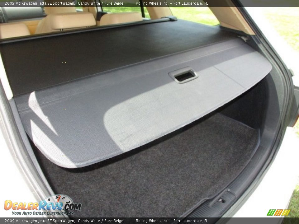 2009 Volkswagen Jetta SE SportWagen Candy White / Pure Beige Photo #24
