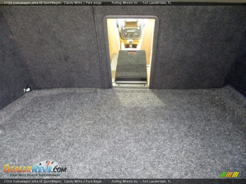 2009 Volkswagen Jetta SE SportWagen Candy White / Pure Beige Photo #29