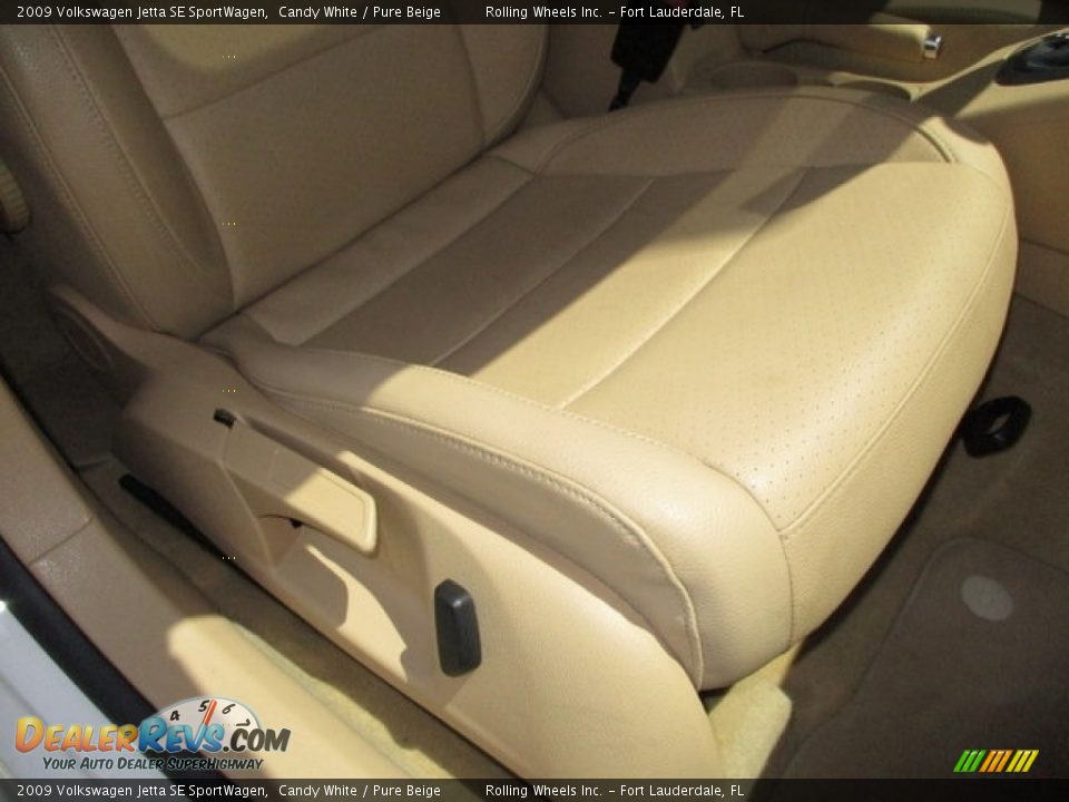 2009 Volkswagen Jetta SE SportWagen Candy White / Pure Beige Photo #31