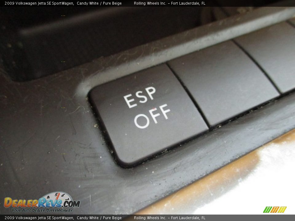 2009 Volkswagen Jetta SE SportWagen Candy White / Pure Beige Photo #34