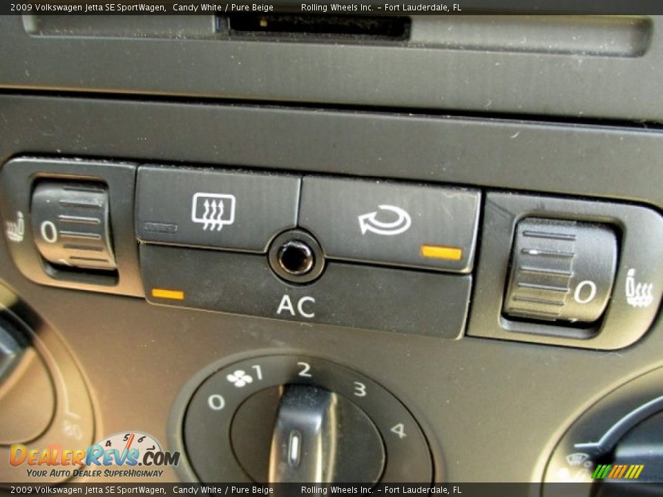 2009 Volkswagen Jetta SE SportWagen Candy White / Pure Beige Photo #36