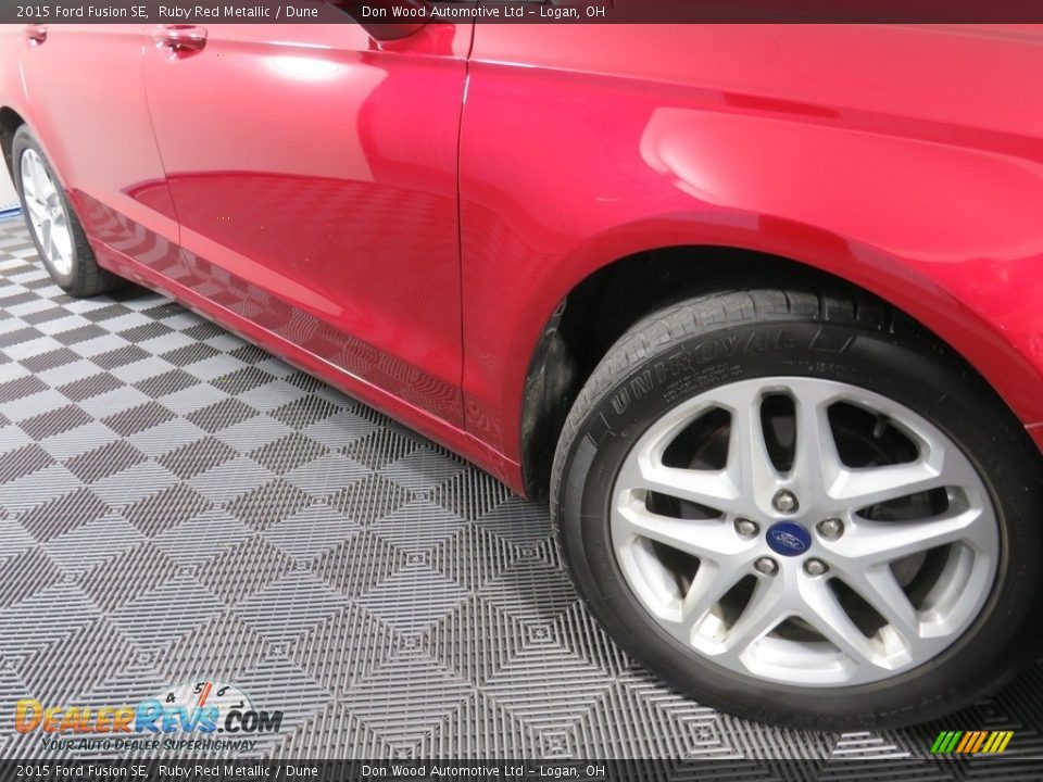 2015 Ford Fusion SE Ruby Red Metallic / Dune Photo #4