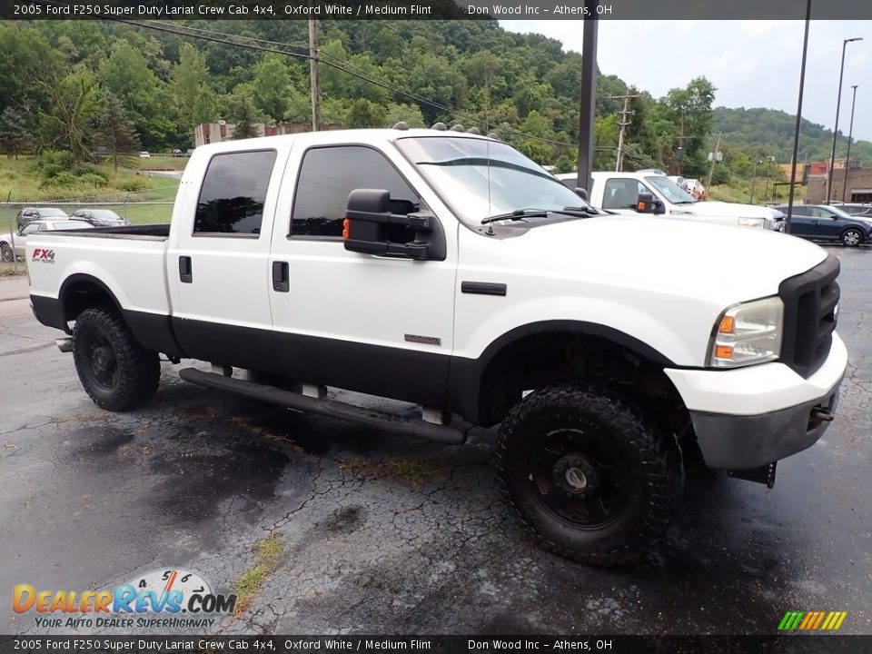 2005 Ford F250 Super Duty Lariat Crew Cab 4x4 Oxford White / Medium Flint Photo #2