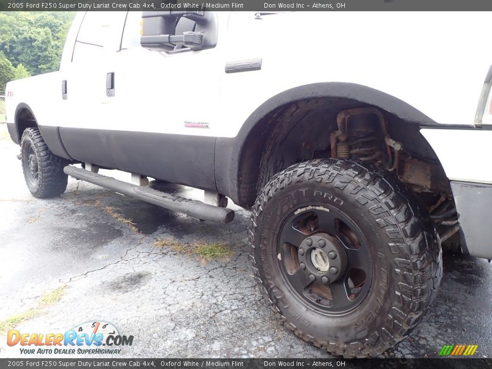 2005 Ford F250 Super Duty Lariat Crew Cab 4x4 Oxford White / Medium Flint Photo #3