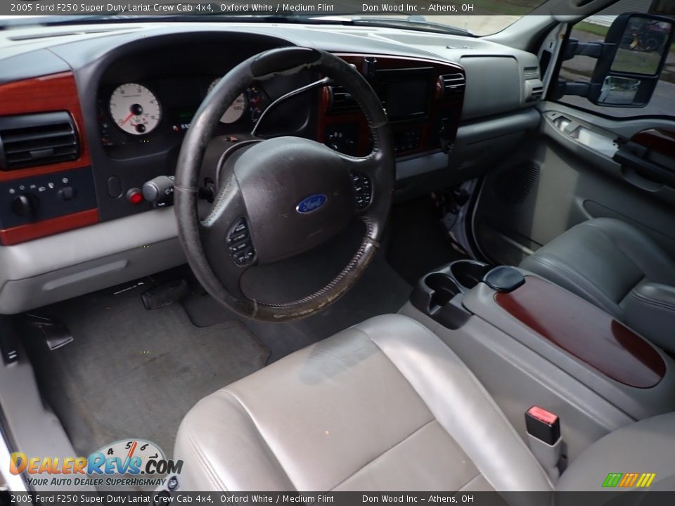 2005 Ford F250 Super Duty Lariat Crew Cab 4x4 Oxford White / Medium Flint Photo #16