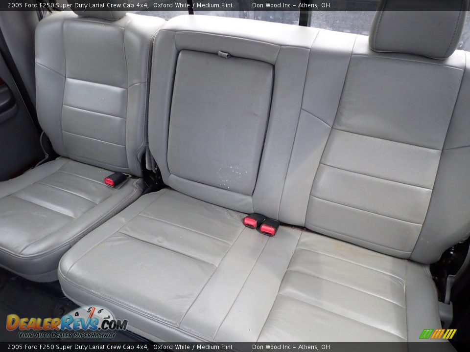 2005 Ford F250 Super Duty Lariat Crew Cab 4x4 Oxford White / Medium Flint Photo #17