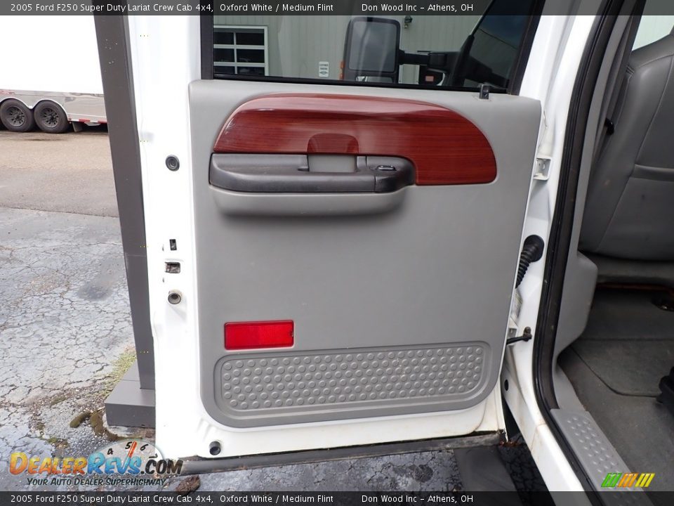 2005 Ford F250 Super Duty Lariat Crew Cab 4x4 Oxford White / Medium Flint Photo #18