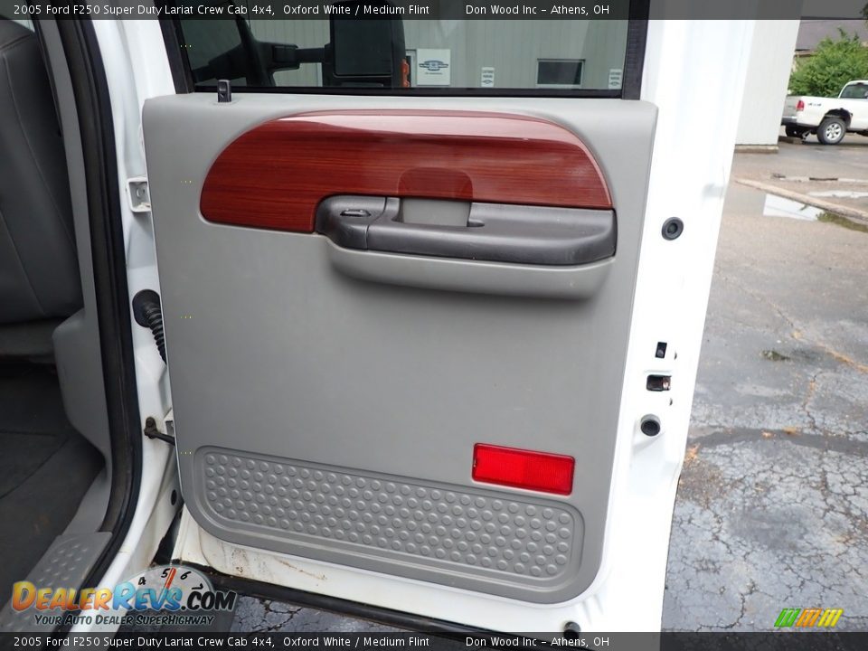 2005 Ford F250 Super Duty Lariat Crew Cab 4x4 Oxford White / Medium Flint Photo #20