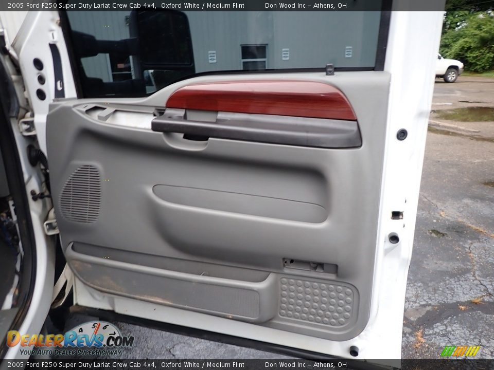 2005 Ford F250 Super Duty Lariat Crew Cab 4x4 Oxford White / Medium Flint Photo #22