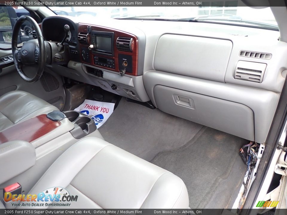 2005 Ford F250 Super Duty Lariat Crew Cab 4x4 Oxford White / Medium Flint Photo #24