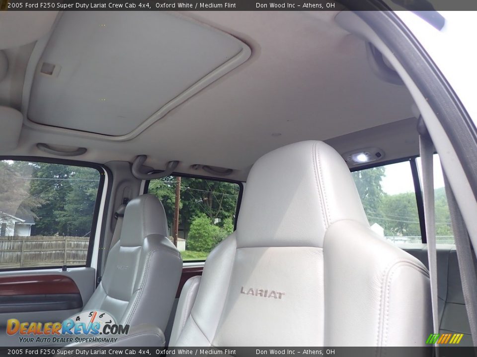 2005 Ford F250 Super Duty Lariat Crew Cab 4x4 Oxford White / Medium Flint Photo #27