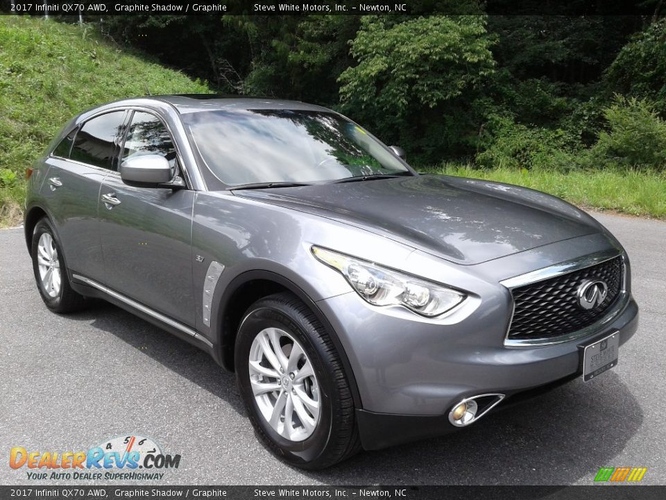 Front 3/4 View of 2017 Infiniti QX70 AWD Photo #4