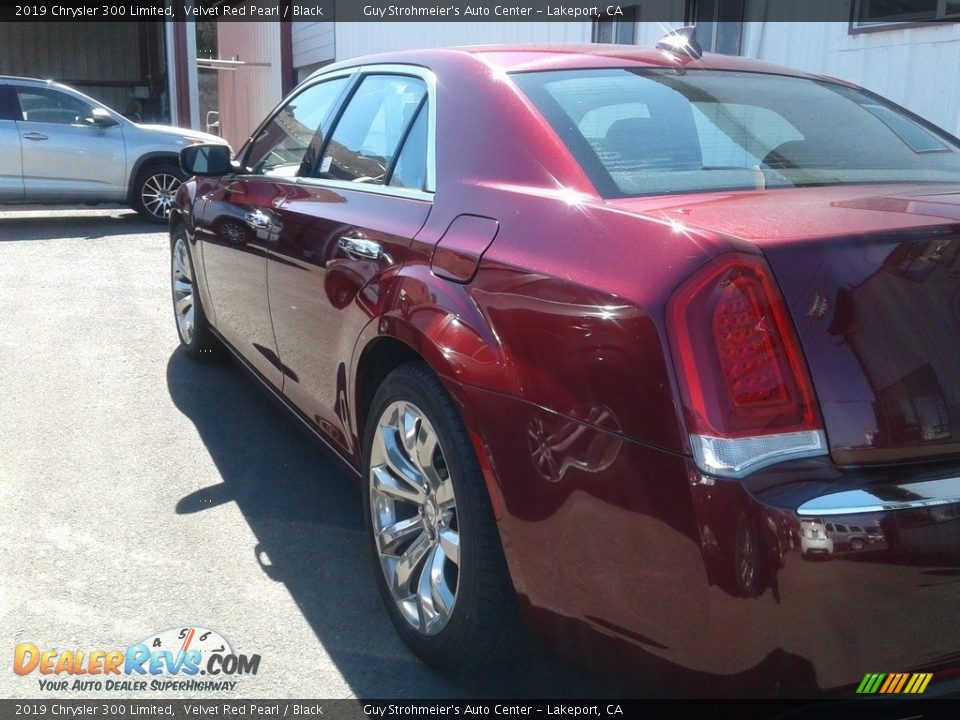 2019 Chrysler 300 Limited Velvet Red Pearl / Black Photo #17