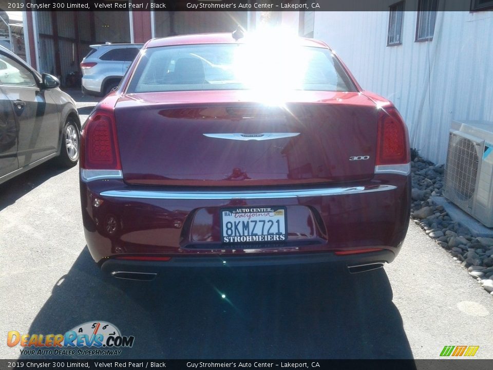 2019 Chrysler 300 Limited Velvet Red Pearl / Black Photo #18