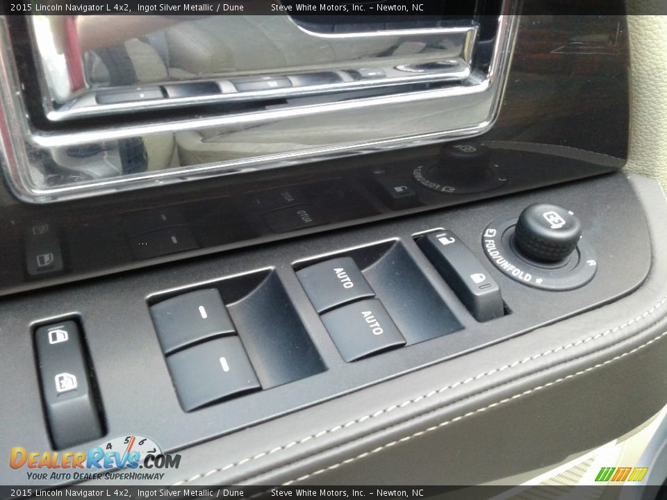 Controls of 2015 Lincoln Navigator L 4x2 Photo #13