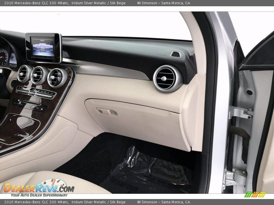 2016 Mercedes-Benz GLC 300 4Matic Iridium Silver Metallic / Silk Beige Photo #28
