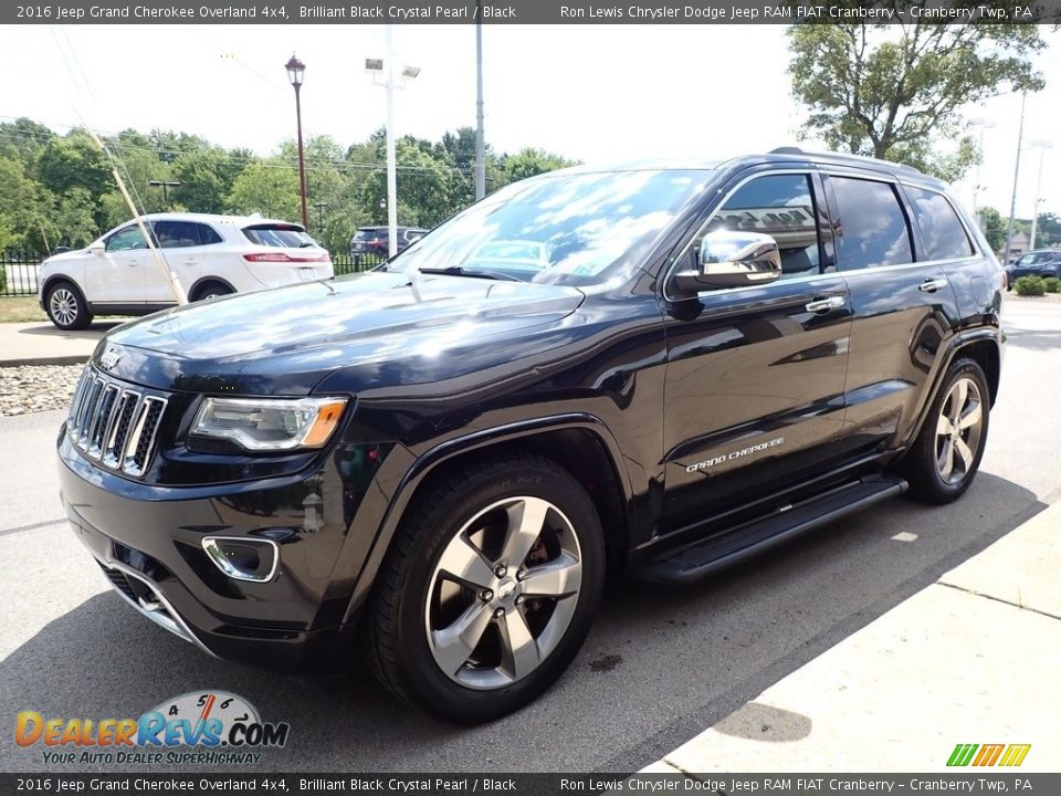 Front 3/4 View of 2016 Jeep Grand Cherokee Overland 4x4 Photo #7