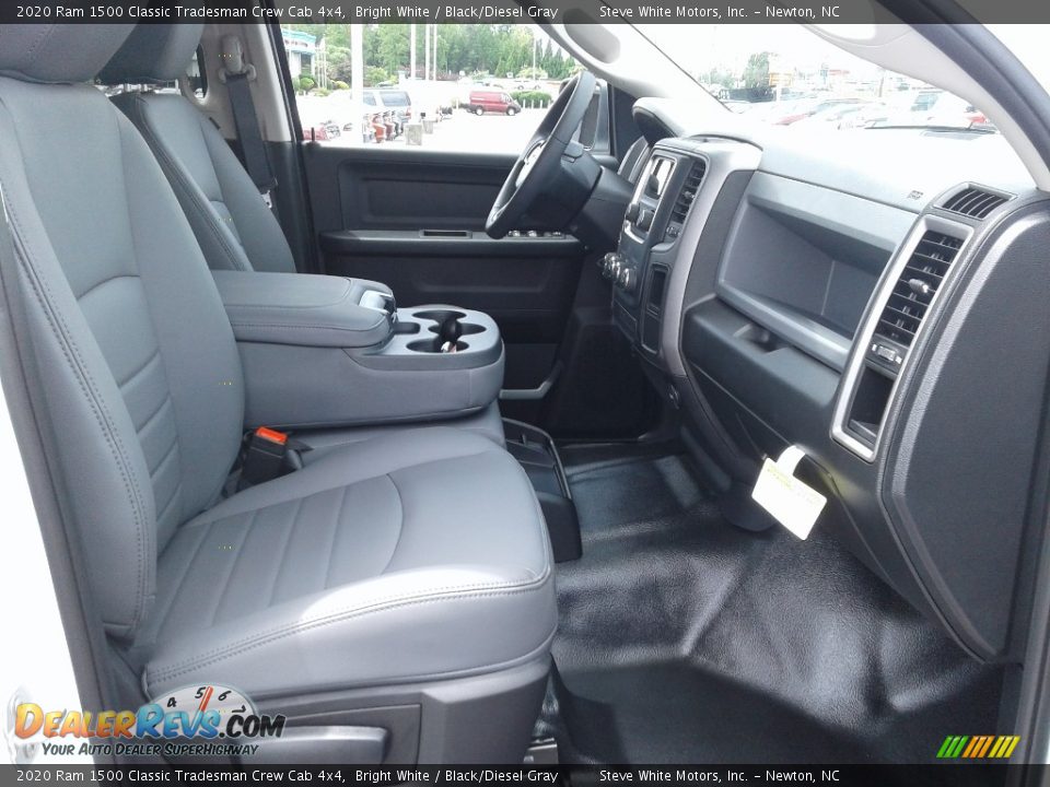 2020 Ram 1500 Classic Tradesman Crew Cab 4x4 Bright White / Black/Diesel Gray Photo #17