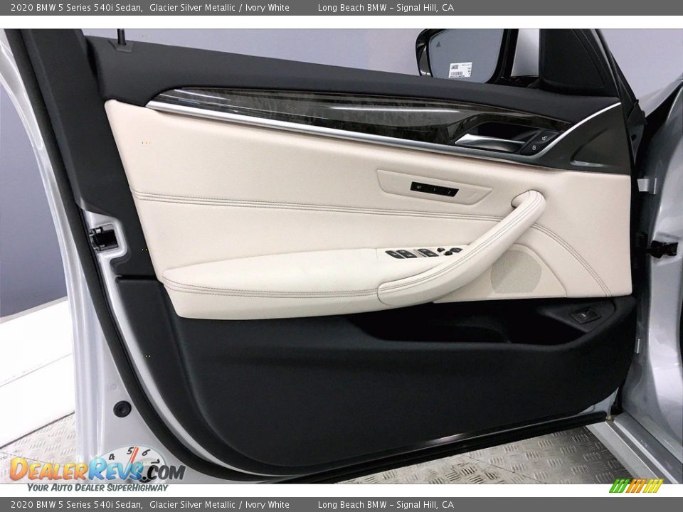 Door Panel of 2020 BMW 5 Series 540i Sedan Photo #13