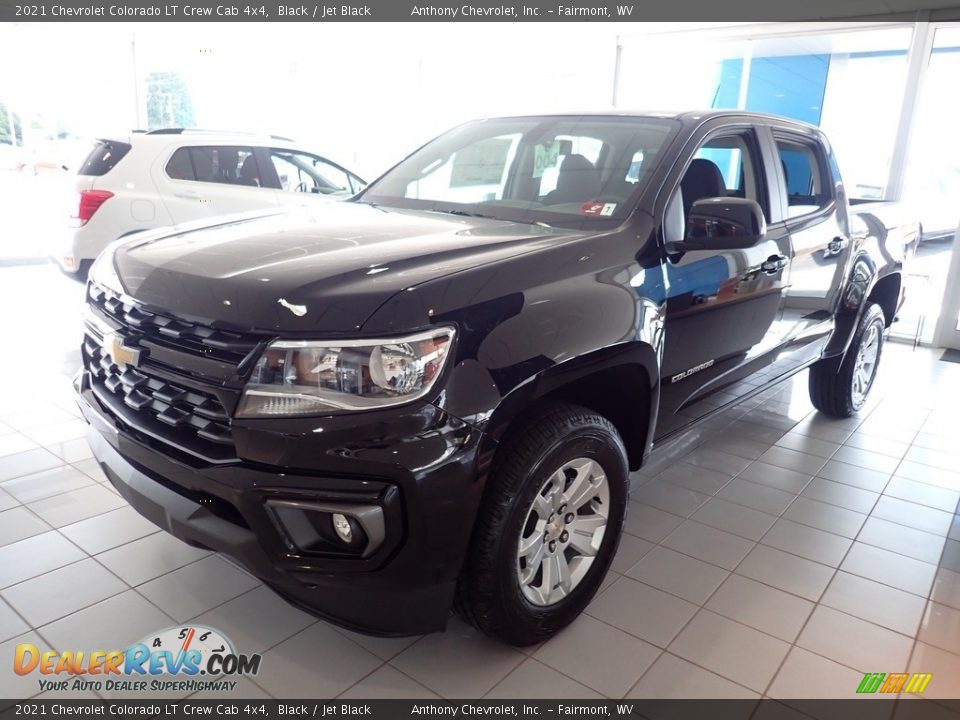 Front 3/4 View of 2021 Chevrolet Colorado LT Crew Cab 4x4 Photo #6