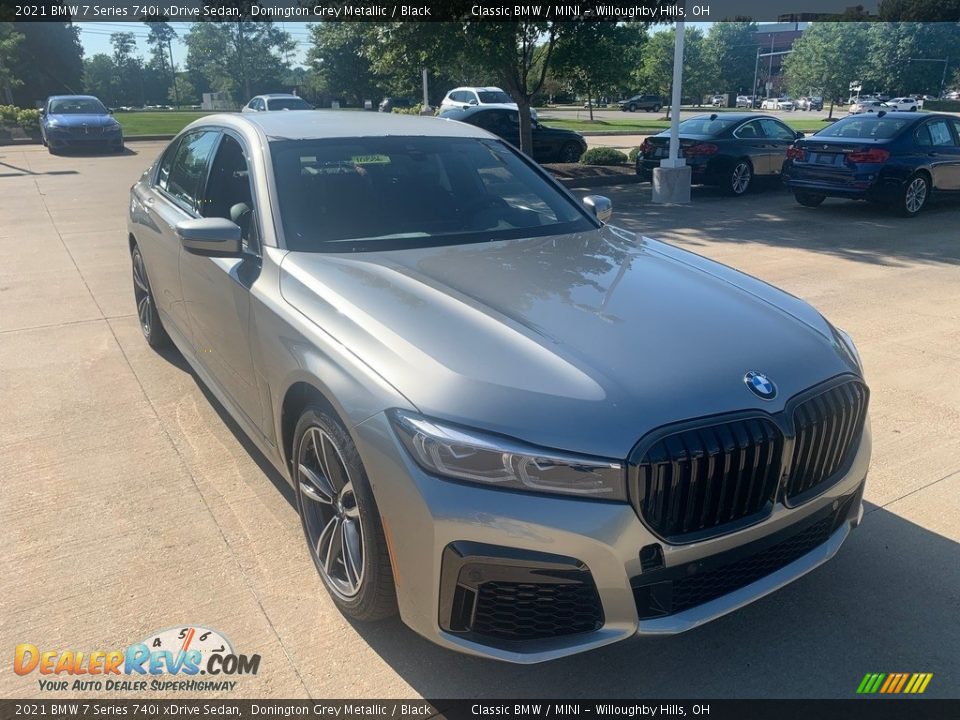 Front 3/4 View of 2021 BMW 7 Series 740i xDrive Sedan Photo #1