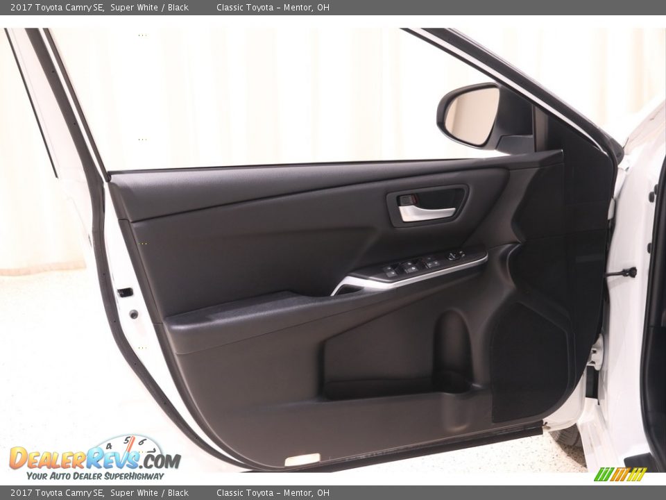2017 Toyota Camry SE Super White / Black Photo #4