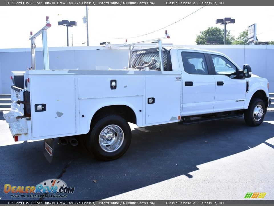 2017 Ford F350 Super Duty XL Crew Cab 4x4 Chassis Oxford White / Medium Earth Gray Photo #2