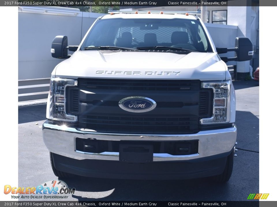 2017 Ford F350 Super Duty XL Crew Cab 4x4 Chassis Oxford White / Medium Earth Gray Photo #4