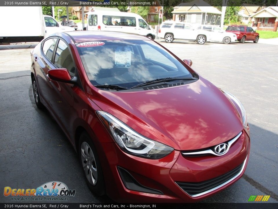 2016 Hyundai Elantra SE Red / Gray Photo #5