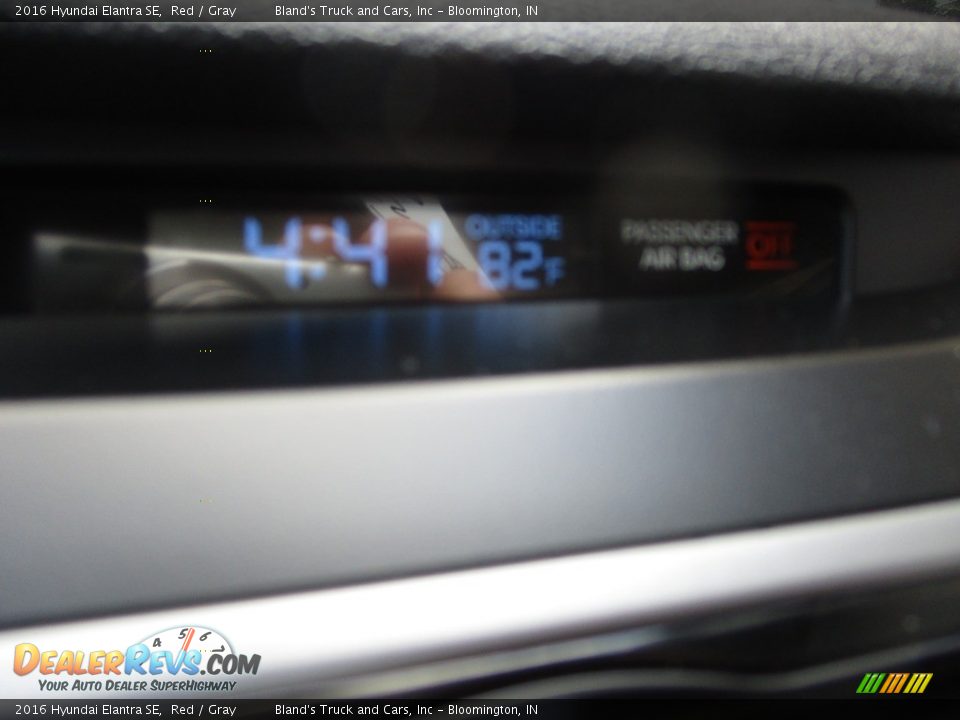 2016 Hyundai Elantra SE Red / Gray Photo #16