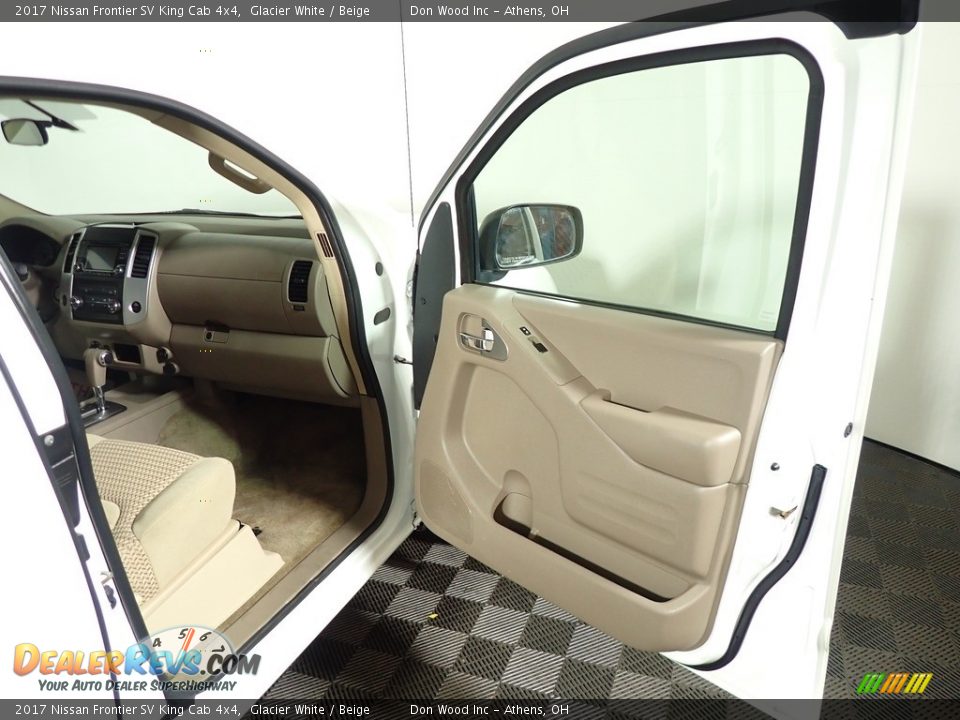 Door Panel of 2017 Nissan Frontier SV King Cab 4x4 Photo #24