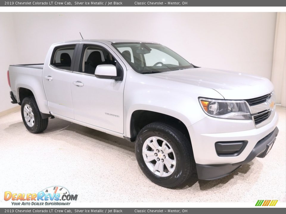 Front 3/4 View of 2019 Chevrolet Colorado LT Crew Cab Photo #1