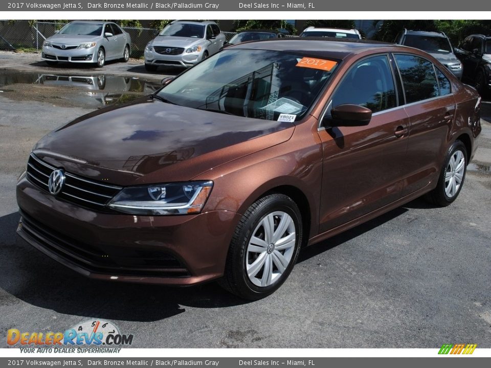 Front 3/4 View of 2017 Volkswagen Jetta S Photo #4