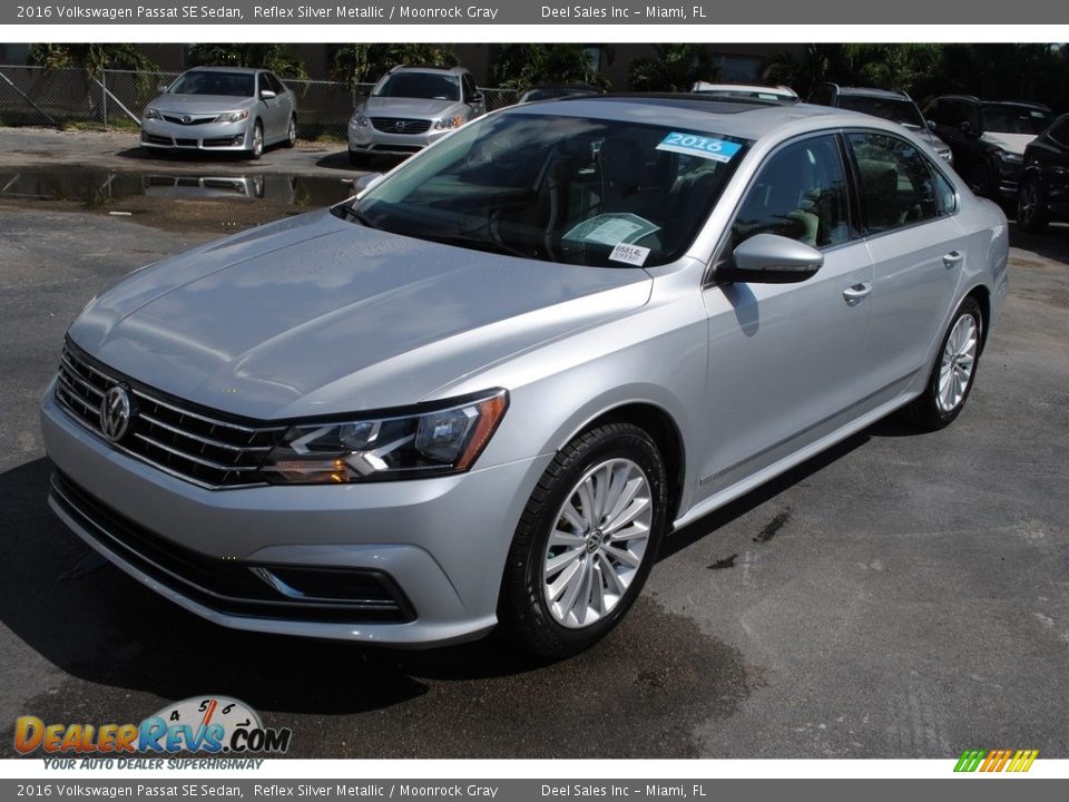 Front 3/4 View of 2016 Volkswagen Passat SE Sedan Photo #4