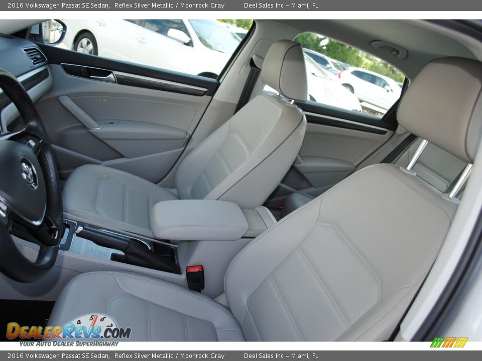 Front Seat of 2016 Volkswagen Passat SE Sedan Photo #13