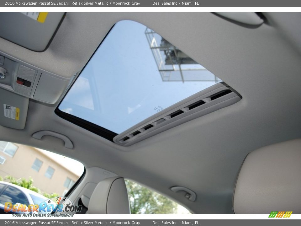 Sunroof of 2016 Volkswagen Passat SE Sedan Photo #17