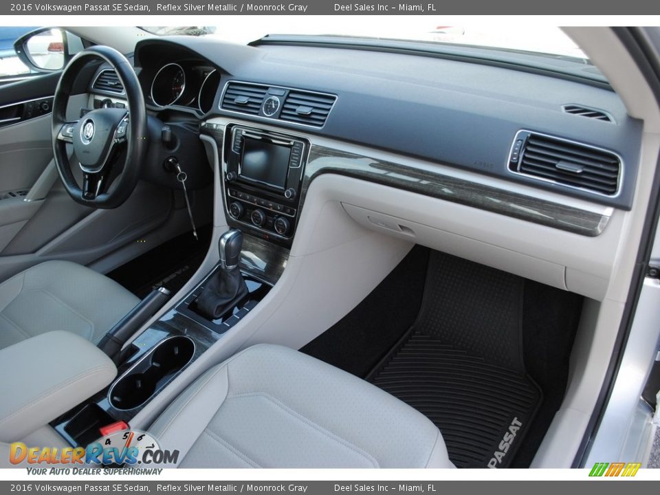 Front Seat of 2016 Volkswagen Passat SE Sedan Photo #18