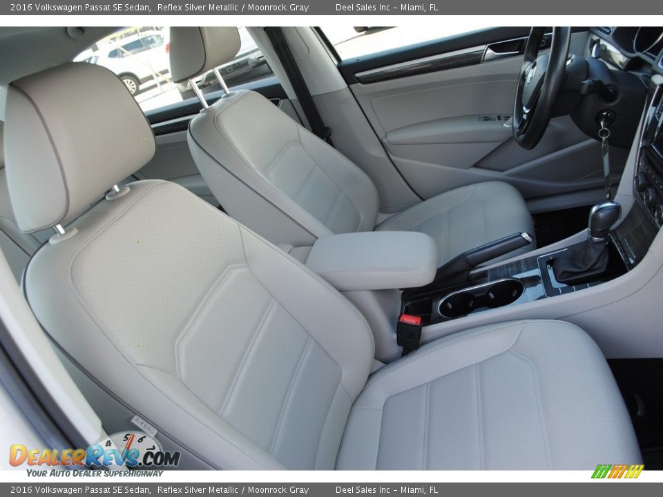Front Seat of 2016 Volkswagen Passat SE Sedan Photo #19