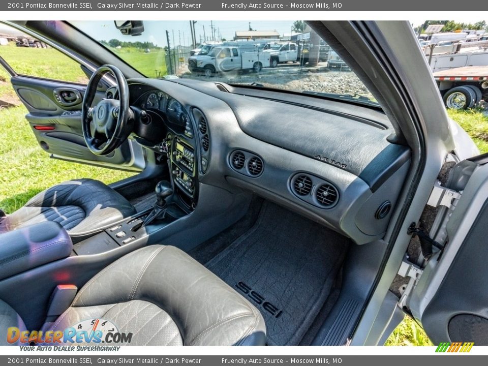 Dashboard of 2001 Pontiac Bonneville SSEi Photo #10