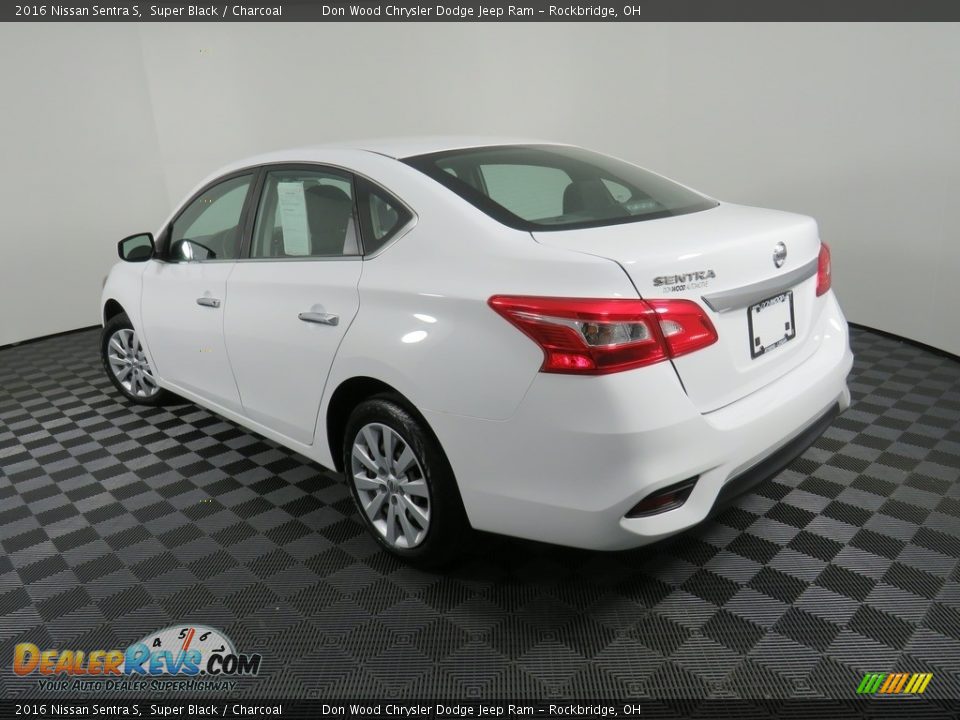 2016 Nissan Sentra S Super Black / Charcoal Photo #10