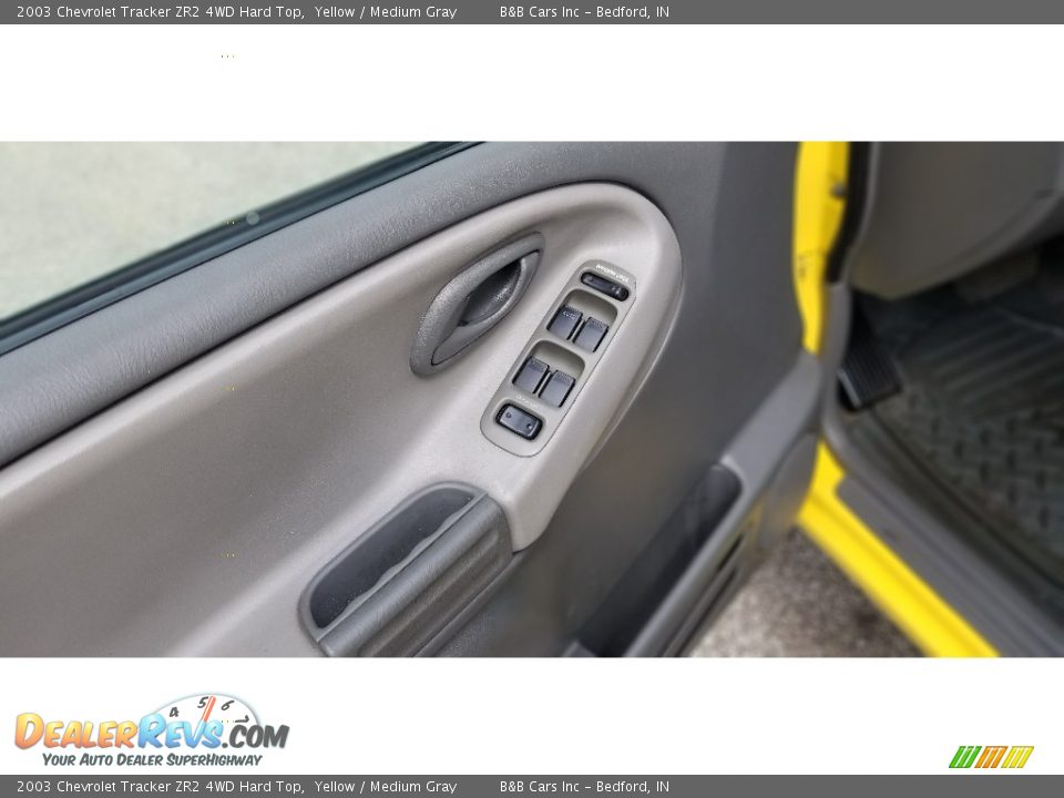 2003 Chevrolet Tracker ZR2 4WD Hard Top Yellow / Medium Gray Photo #11