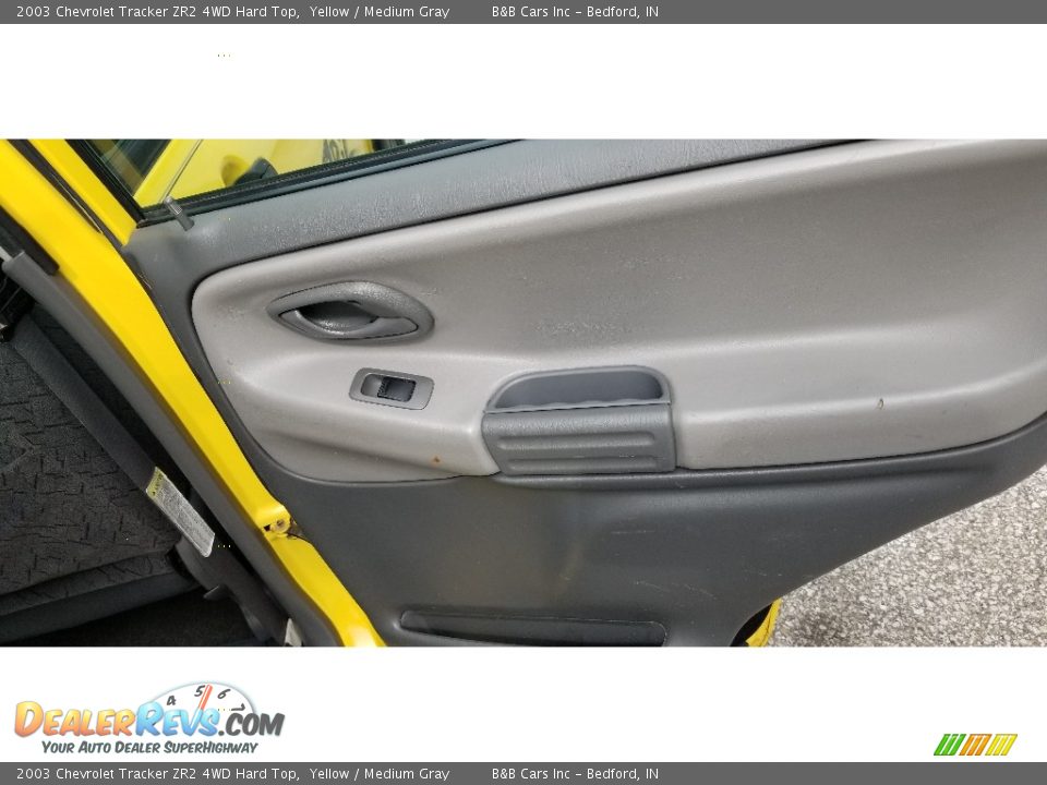 2003 Chevrolet Tracker ZR2 4WD Hard Top Yellow / Medium Gray Photo #18