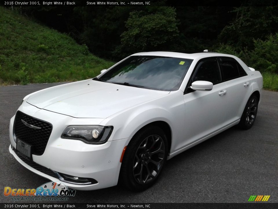 Front 3/4 View of 2016 Chrysler 300 S Photo #3
