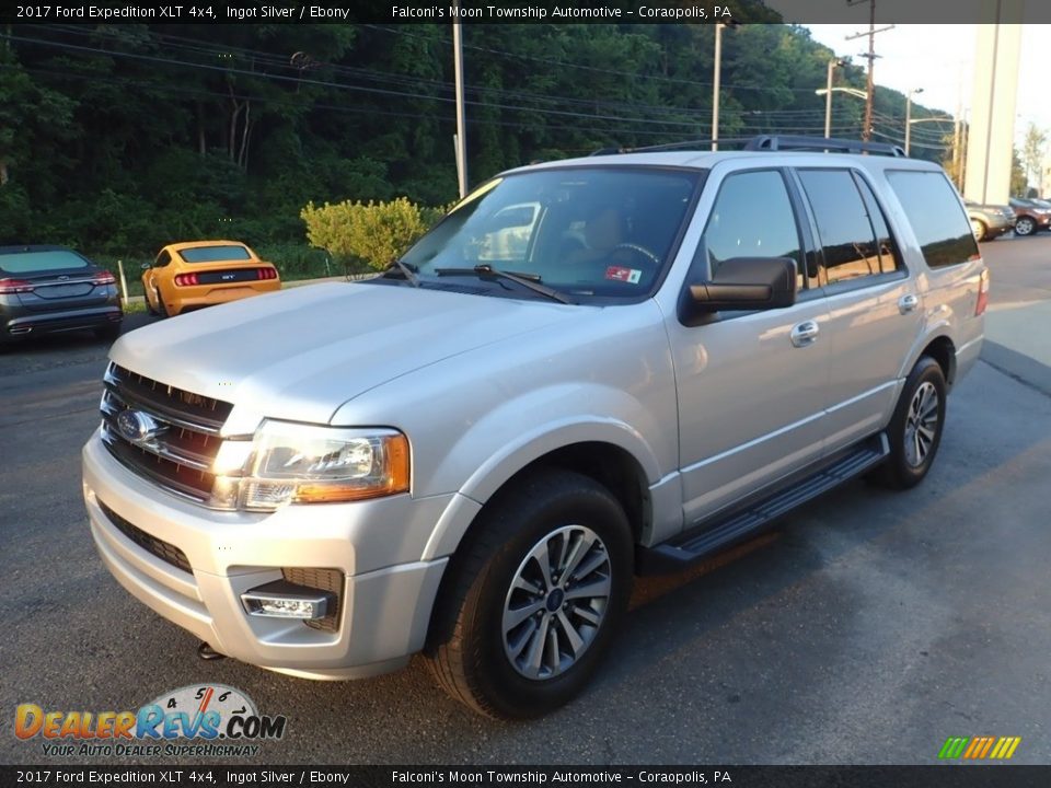 Front 3/4 View of 2017 Ford Expedition XLT 4x4 Photo #7