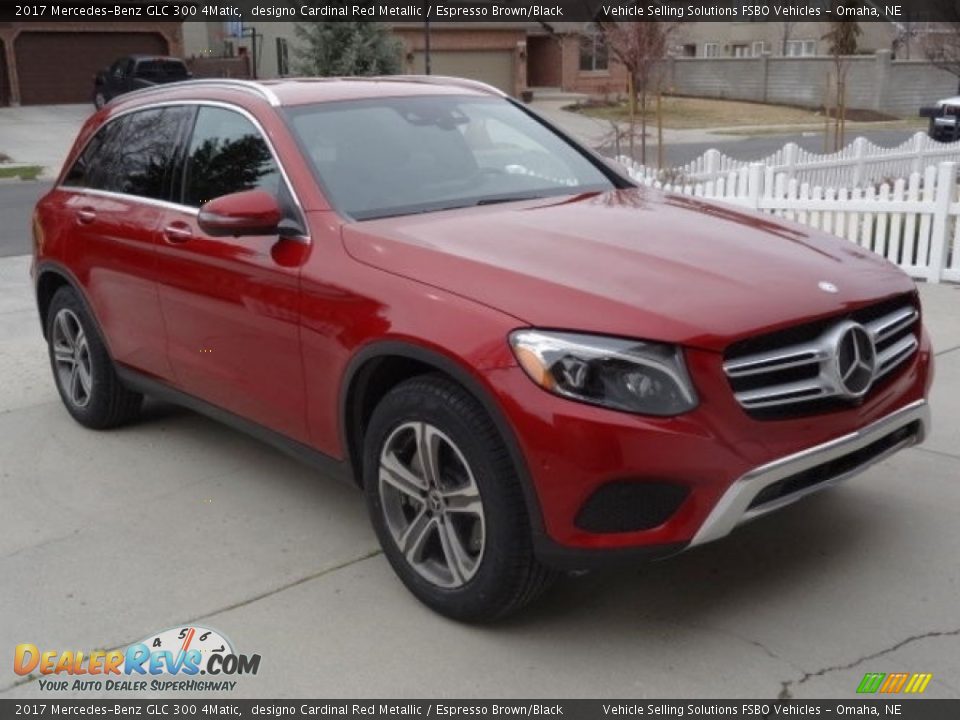 Front 3/4 View of 2017 Mercedes-Benz GLC 300 4Matic Photo #9