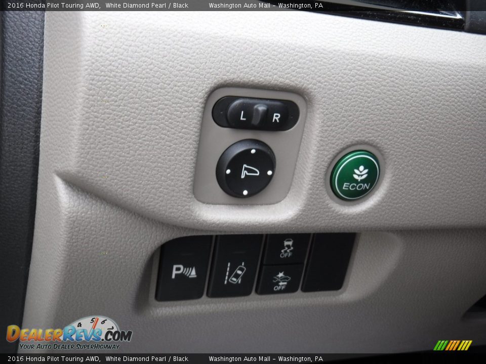 Controls of 2016 Honda Pilot Touring AWD Photo #16