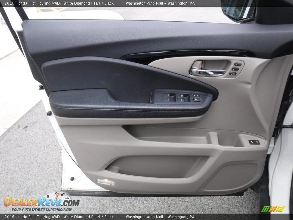 Door Panel of 2016 Honda Pilot Touring AWD Photo #17