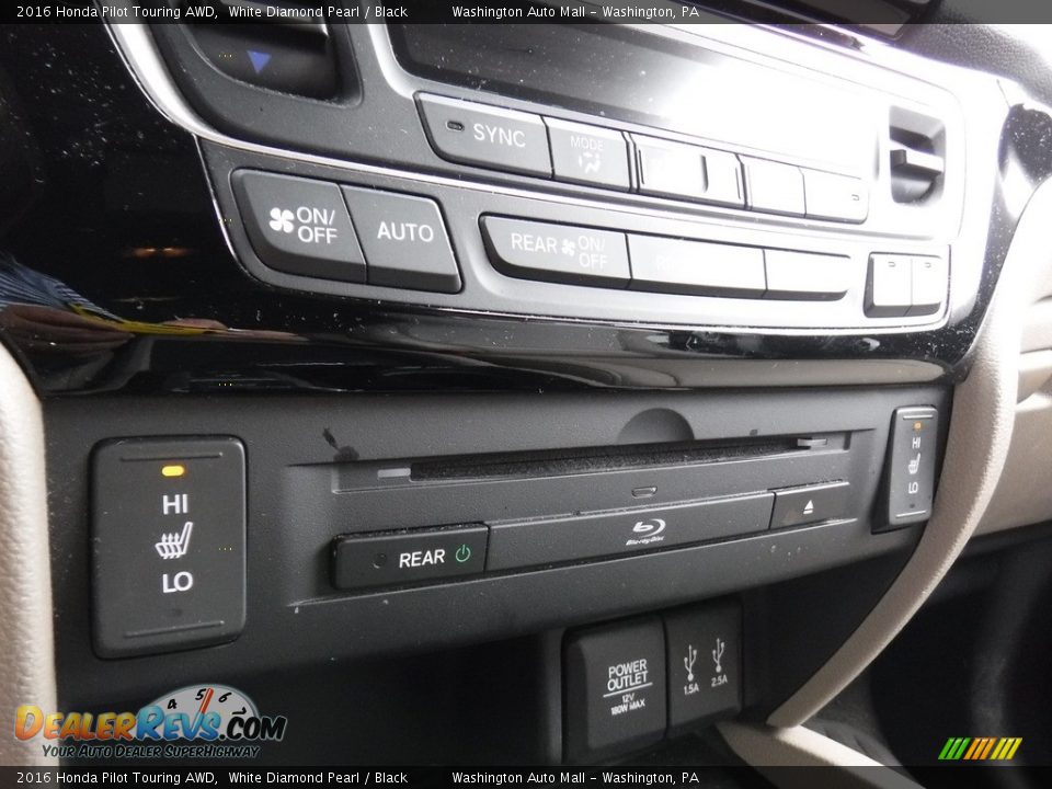 Controls of 2016 Honda Pilot Touring AWD Photo #24